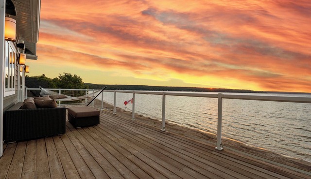 Luxurious Cottage in Tiny 5bd4bth|Private Beach Front