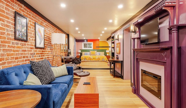 Luxurious DC garden apartment w/King bed, for work and play, steps to Metro