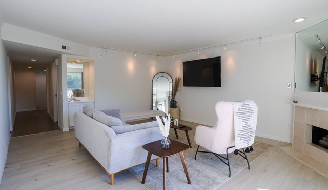 Luxurious Lake Front Condo With Stunning Views In Kirkland
