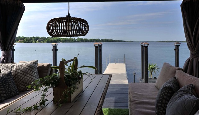 Luxurious Lakeside cottage w/Hot Tub