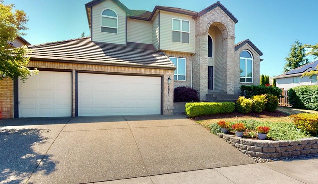 Luxurious modern home with mountain views & AC - close to park