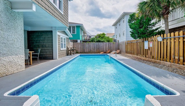 Luxurious oasis w/private pool and rooftop deck!