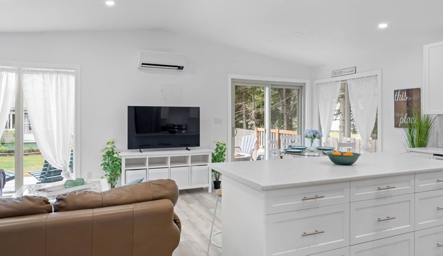 Luxury 3 bdm cottage 2 min walk from Parlee Beach