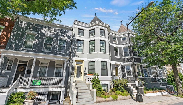 Luxury 3-level 3BR with roof deck, balcony, garage