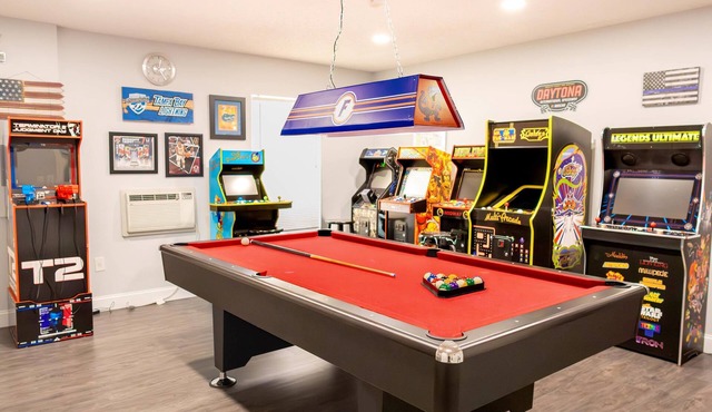 Luxury 4 Bedroom/3 Bathroom Villa with Relaxing Lakeview Private Pool, Grill & Arcade/Game Room!