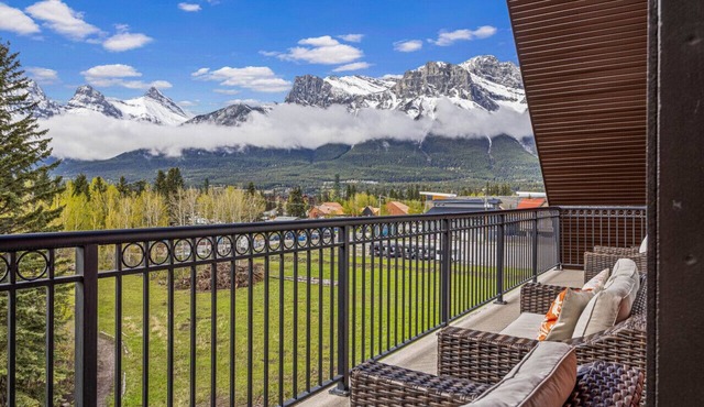 Luxury 4BR Penthouse: Prv Hot Tub + EPIC Mtn Views