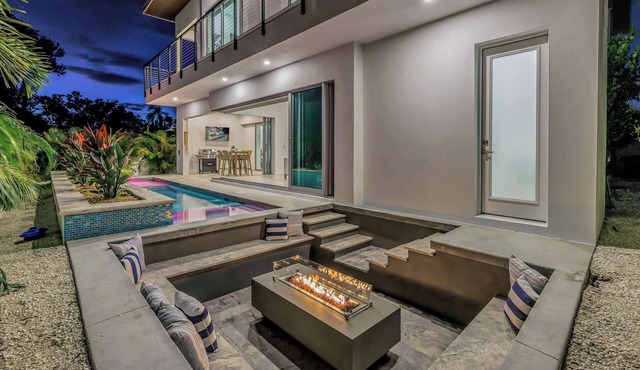Luxury 6BR/8 Bath Villa w/Saltwater Pool, Spa & Fire Pit 26-005110