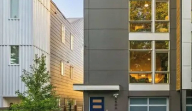 Luxury Alki Beach Townhome w/Large Private Rooftop & Amazing Views!