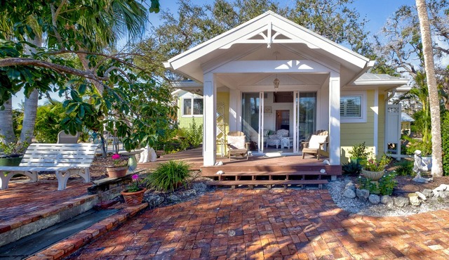 Luxury Beach Cottage on Siesta Key: Perfect Getaway, private pool.