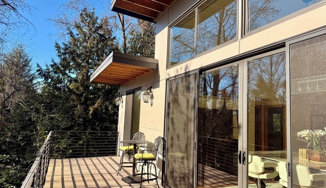 Luxury Family Escape: Pet-Friendly Mercer Island Retreat w/Pool Table & Patio
