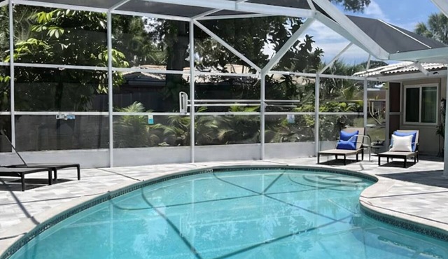 Luxury home&heated private pool mins drive to Siesta Key & Downtown Sarasota.