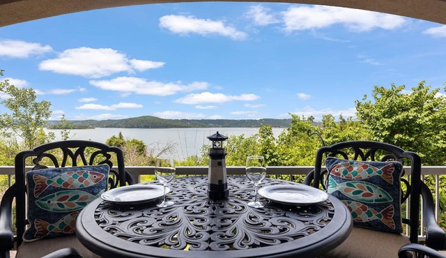Luxury Lakeview 2 BR Condo w/Table Rock Lake View