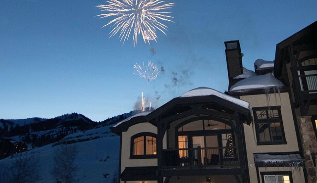 Luxury Ski Villa! Views, Private Spa, Steps to lift- Holiday Specials Available!
