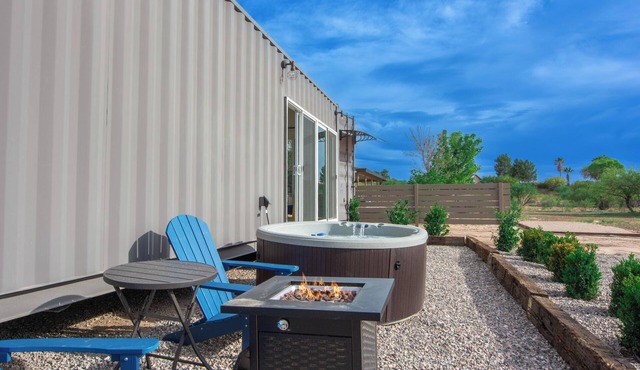 Luxury Stargazing Container Near Sedona Hot Tub & Desert Views