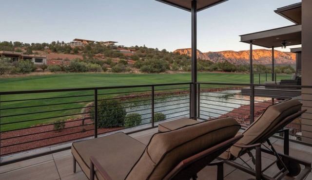 Luxury Townhome - Exclusive guest access to a members-only golf club and resort amenities.