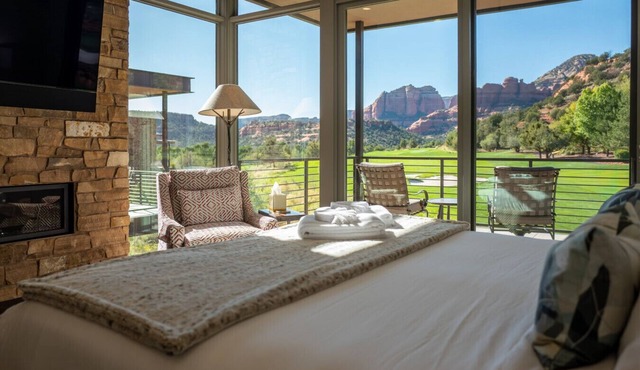 Luxury Townhome - Exclusive guest access to a members-only golf club, pool, and resort amenities!