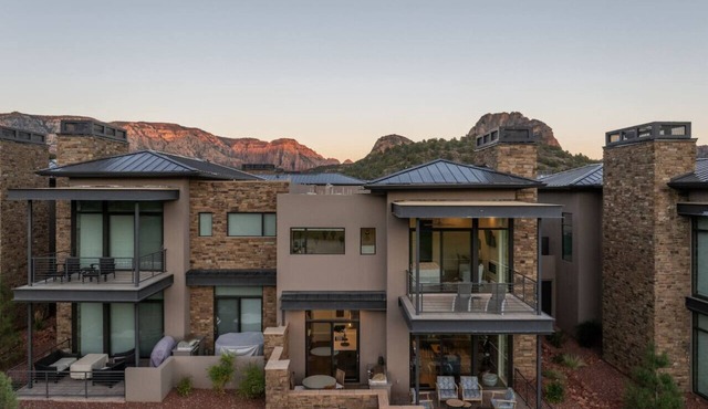 Luxury Townhome - Exclusive guest access to a members-only golf club, pool, and resort amenities!