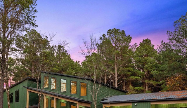 Luxury Two-Space Retreat for Large Groups in Broken Bow