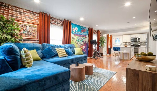 Luxury Urban Oasis Free Parking Centrally Located!