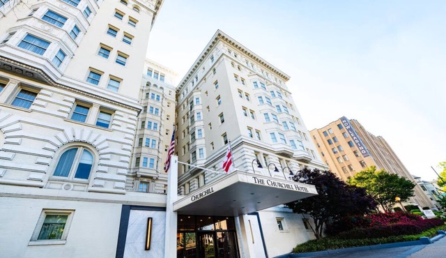 Luxury Urban Retreat | 1.1 mi to Smithsonian National Zoological Park