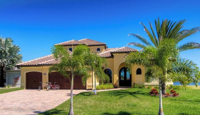 Luxury villa in a prime location with an oversized pool and whirlpool