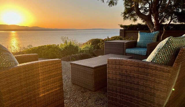 Luxury Water View 6BR Retreat with Gym