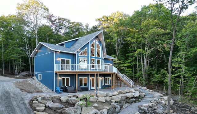 Luxury Waterfront Cottage on beautiful Little Doe Lake