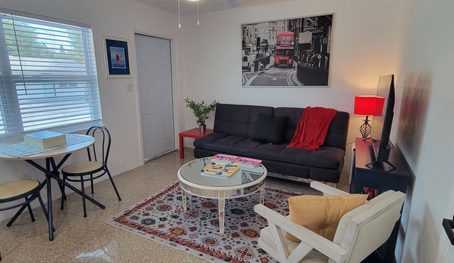 Madeira Beach Villas #2 Luxury 1Br / 1 Ba 4 Min to Madeira Beach Access.