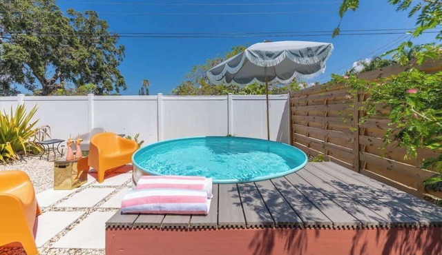 Magical Guesthouse 1 mi from SRQ airport