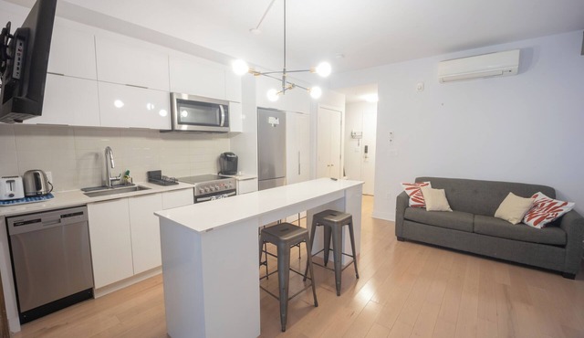 Magnificent condo in downtown with parking - 5 mins to Metro