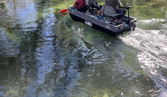 Main river home: Jon boat with trolling motor and hot tub!