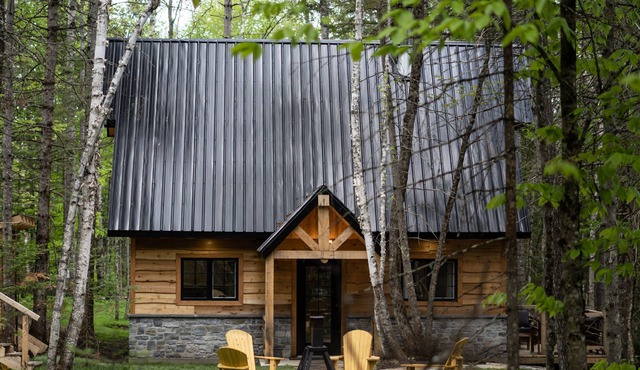 Majestic chalet with spa at the water's edge.