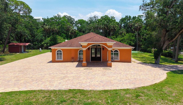 Marble Luxe - Comfy Retreat - Massive Yard