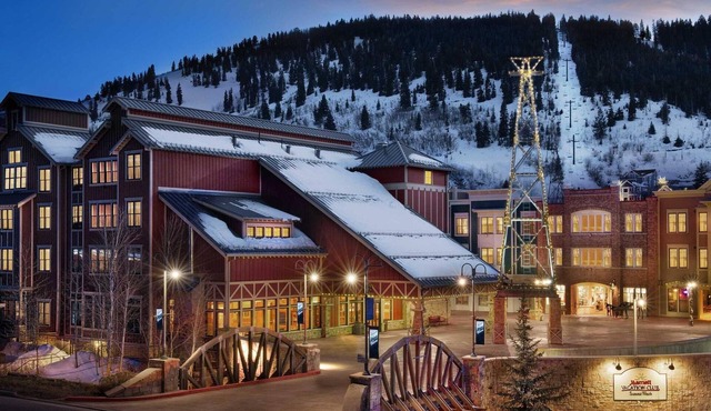 Marriott Summit Watch - 2 Bedroom Villa on Main St (Ski-in/Ski-out)