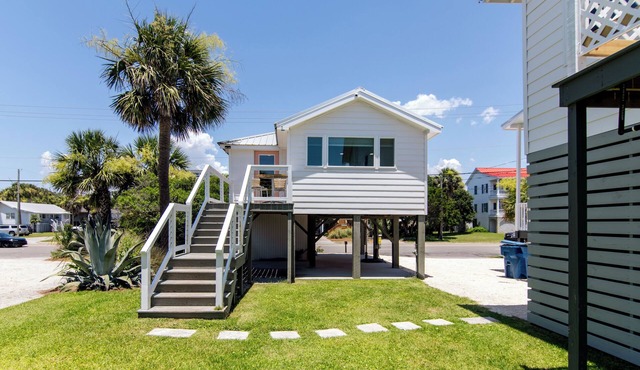 Marysol Cottage – Stylish 1BR w/Full Kitchen, 25 Yards to Beach Access
