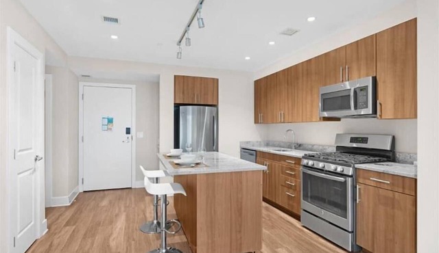 Metro Closeby! Island Kitchen | Near Washington DC