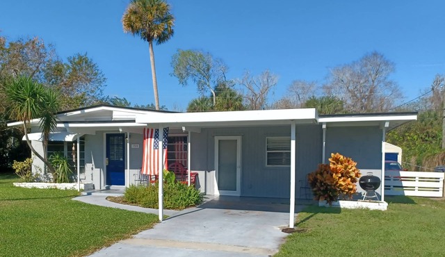 Mid Century Charm! KSC,Port Canaveral,Cocoa and Bio-Lume Kayak,Pet Friendly!