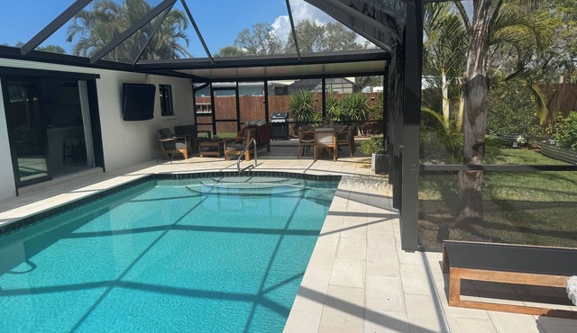 Minutes from Siesta Key, Heated saltwater pool with fabulous pool deck.