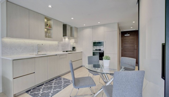 Modern 1 Bed, with Exceptional Views