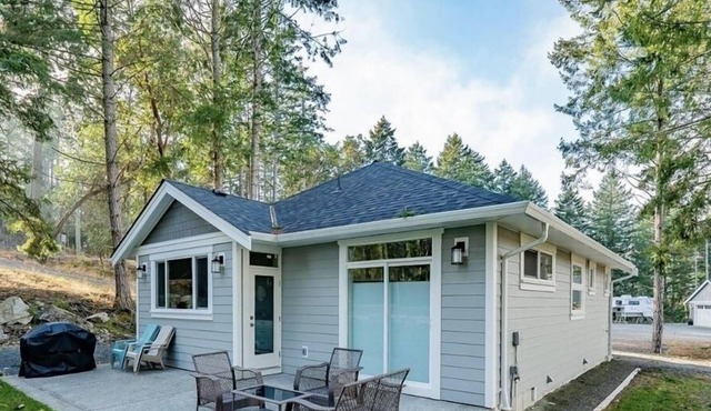 Modern 2-Bedroom Cottage in the Forest - 10 mins from town!