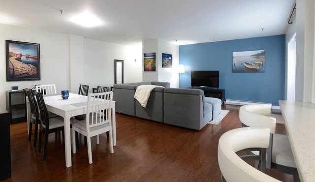 Modern 2 Bedroom Condo in ideal location