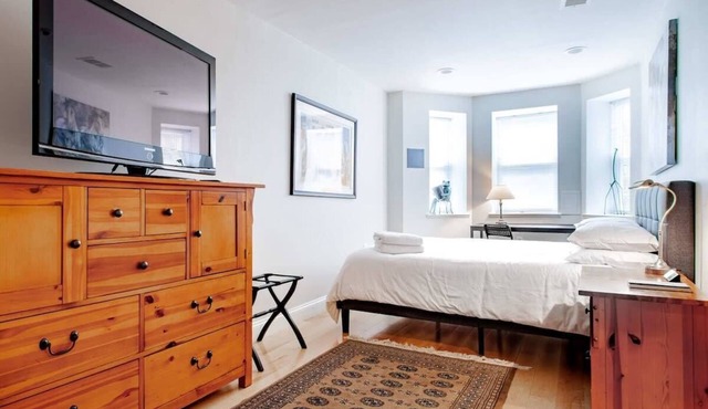 Modern 2BR Apartment Near Union Station DC
