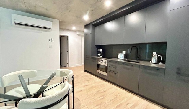 Modern 2BR Condo in Griffintown – Stylish & Convenient