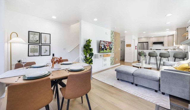 Modern 2BR Gem , Near UW & Lake Trails & Garage