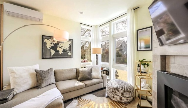 Modern 3 Bedroom in Queen Anne with Rooftop + AC