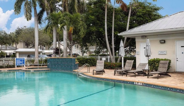 Modern 3Bedrooms Villa next to IMG ACADEMY. Pool and 2 free parking
