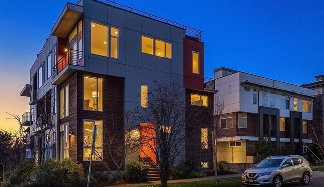 Modern 3BR/3BA Townhome - Charming Capitol Hill location