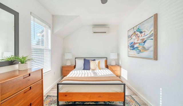 Modern 3BR + sofa bed Alberta Arts WalkScore 99