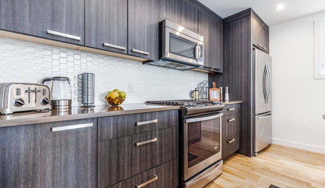 Modern 4 BDR Property, Trendy Kensington, close to Downtown, parks, pubs, shops