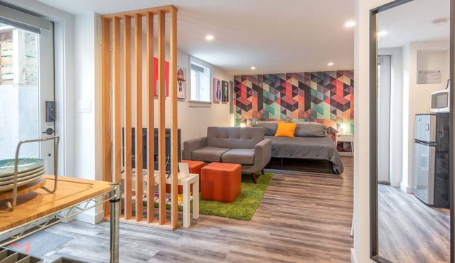 Modern Alberta Arts Studio with King Bed in Prime Location